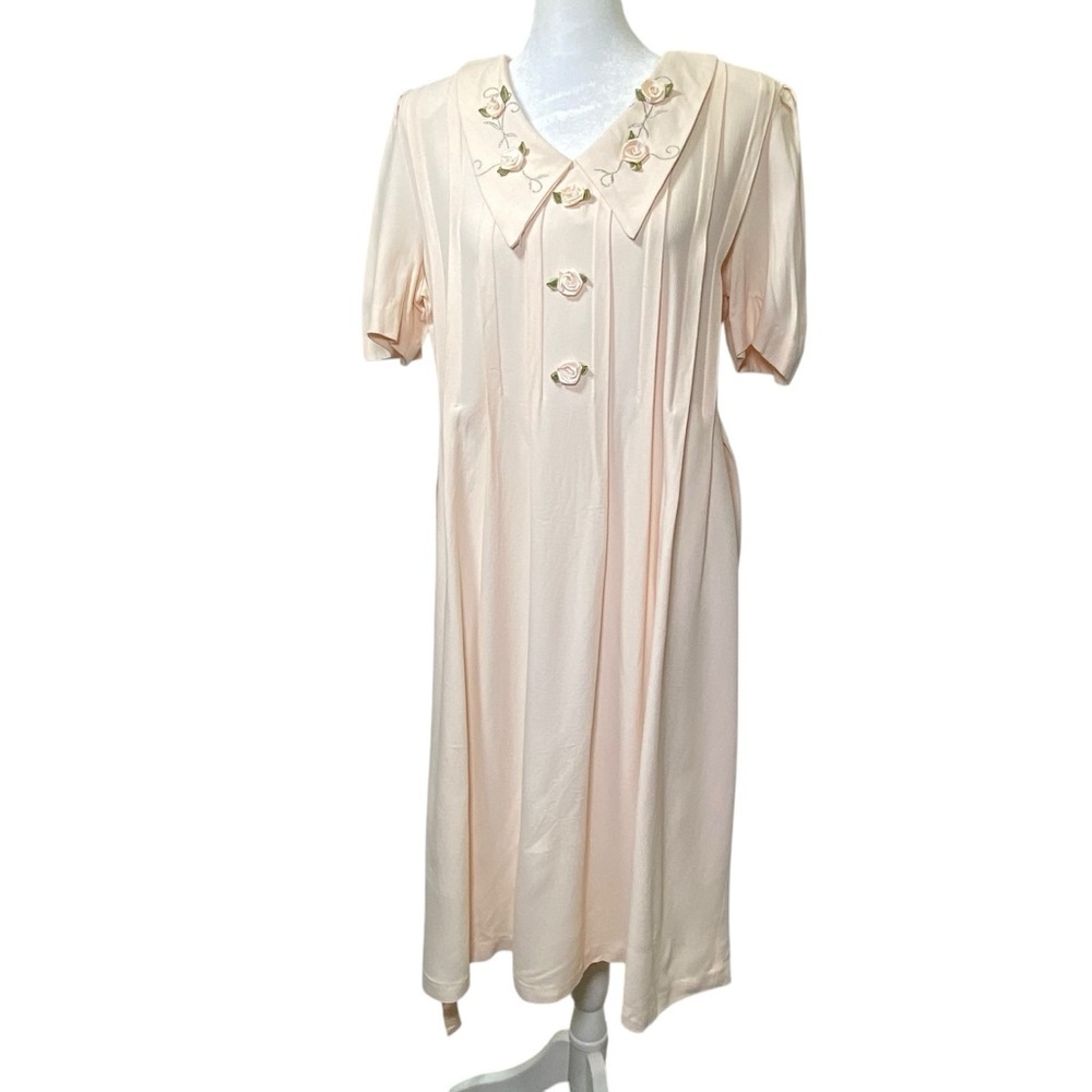 J.B.S.  Vintage women's size 10P light peach/Cream modest dress floral appliques